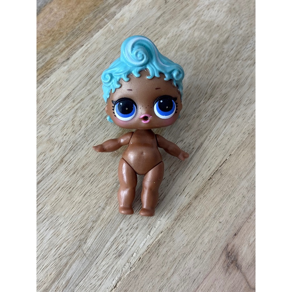 MGA Entertainment LOL Surprise Lil Sister Blue Hair Brown Skin Mini Doll Figure